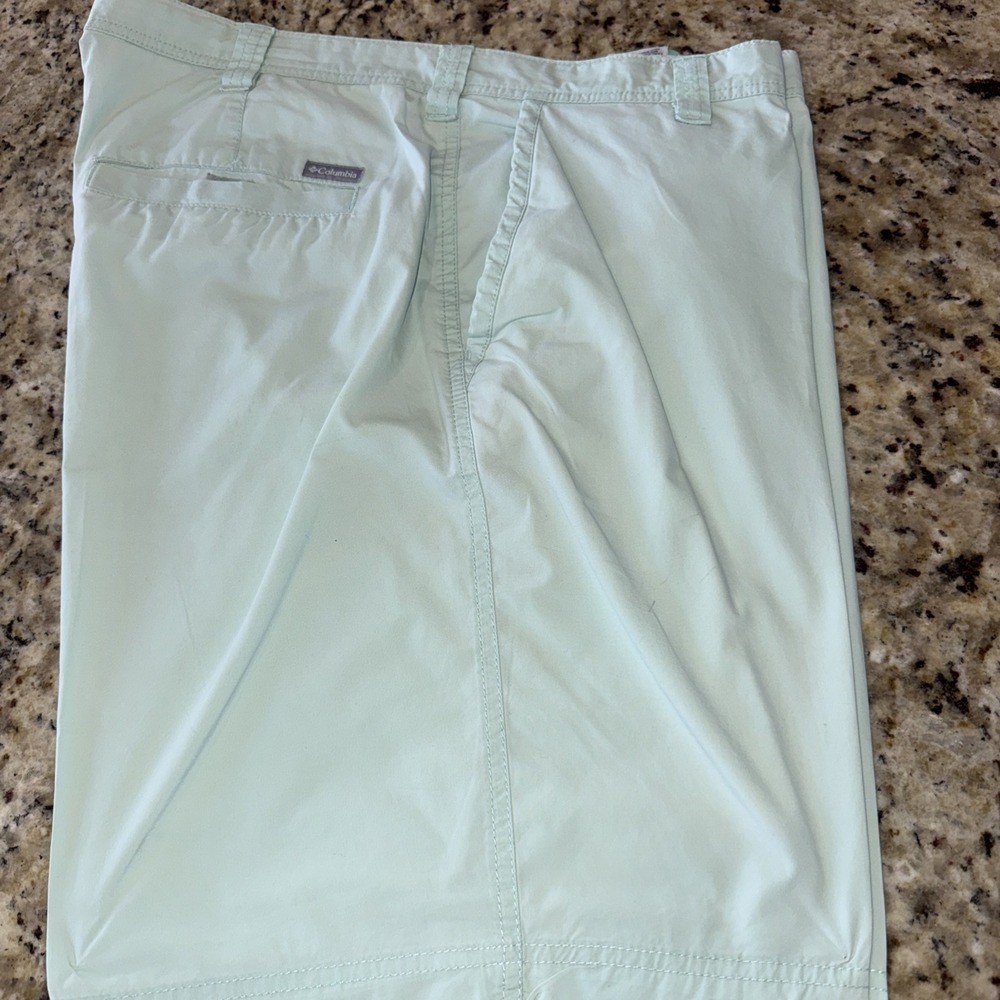 Columbia Men's Washed Out Short Cotton Classic Fit Size 36x10 Mint Green. 5515